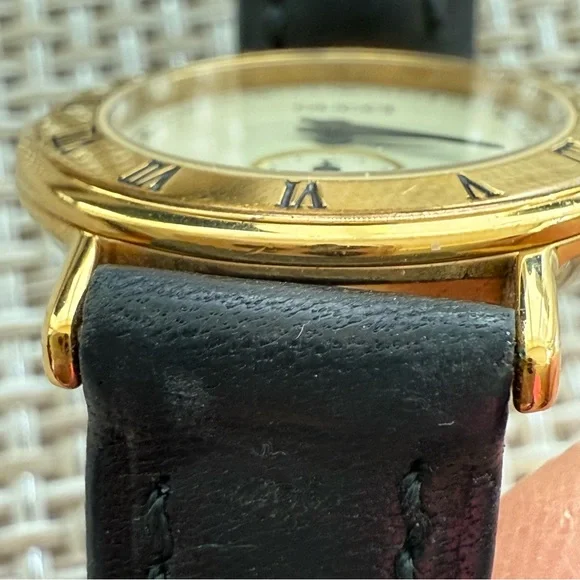 Gucci Vintage 1995 Gold and Black Leather Watch - Picture 6 of 13